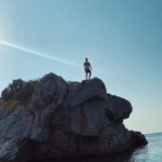 Furkan Andıç Instagram – Zamanın saniyeler ve dakikalarla değil de kahkahalar ve güzelliklerle geçtiği günler 🌊⛵️🌞🍸🍀