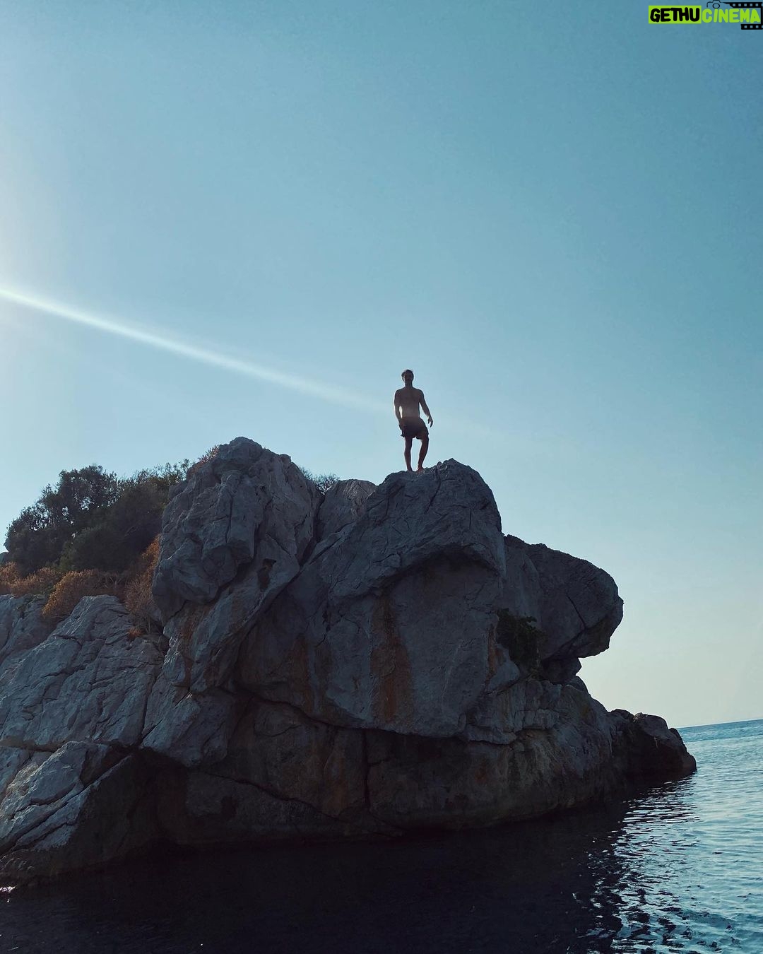 Furkan Andıç Instagram - Zamanın saniyeler ve dakikalarla değil de kahkahalar ve güzelliklerle geçtiği günler 🌊⛵️🌞🍸🍀