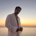 Furkan Andıç Instagram – İlikleyene kadar güneş battı tabi.. 🌹😕🌞