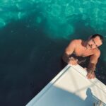 Furkan Andıç Instagram - Zamanın saniyeler ve dakikalarla değil de kahkahalar ve güzelliklerle geçtiği günler 🌊⛵️🌞🍸🍀