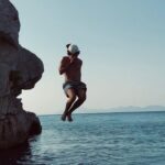 Furkan Andıç Instagram – Zamanın saniyeler ve dakikalarla değil de kahkahalar ve güzelliklerle geçtiği günler 🌊⛵️🌞🍸🍀