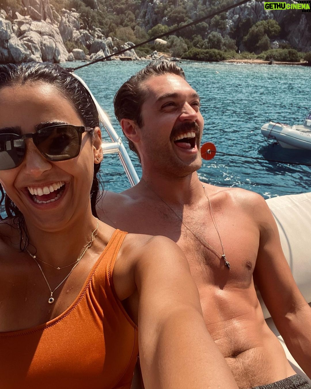 Furkan Andıç Instagram - Zamanın saniyeler ve dakikalarla değil de kahkahalar ve güzelliklerle geçtiği günler 🌊⛵️🌞🍸🍀