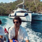 Furkan Andıç Instagram – Zamanın saniyeler ve dakikalarla değil de kahkahalar ve güzelliklerle geçtiği günler 🌊⛵️🌞🍸🍀