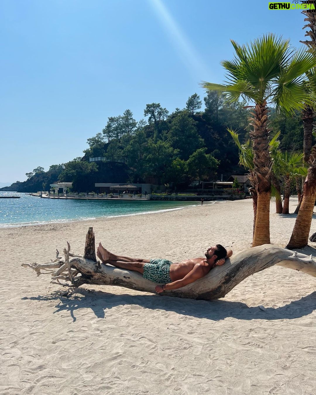 Furkan Andıç Instagram - Uzun oturmak.. 🌞🌊🌴