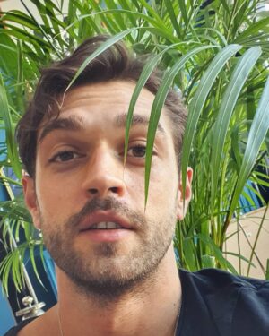 Furkan Andıç Instagram - Yeşil'i sevin, onunla konuşun,dertleşin merak etmeyin delirmezsiniz :)(: 🌴