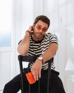 Furkan Andıç Instagram - Eğlenceli, bol güldüğümüz ve içten bi röportaj oldu.. :)(: ✒ : @hakangence 📸 : @emreyunusoglu_ 🧥: @parlaquestyling / @parlakasli_