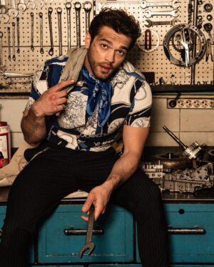 Furkan Andıç Instagram - Gelin bi çayımızı için... 😏 🛠 📸: @ermanistahli / @bemanmagazine
