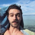 Furkan Andıç Instagram - Ocak denizi, sabah ve Yago’yu beklerken… 🌞🌊🐾
