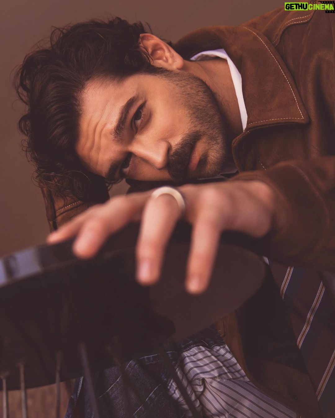 Furkan Andıç Instagram - When Italy🇮🇹 meets Turkey🇹🇷 @furkandic8 Seen by @davidprando_ #furkanandıç #actor #cinema #tvseries #fashion #malefashion #istanbul #turkey #turkishactor #fashionphotography #italianphotographer #menfashion Talent @furkandic8 Mgmt @rbugraozkan Art Direction/Photos/Post Production @davidprando_ Produced by KYNODONTAS @kynodontasofficial @briantraverso_ Production Support: @iremhaykir Styling @ronaahere Styling assistants: @emrhnbal, @kkapplanhazal Mua/Hair @marinasiirfofficial Location: Istanbul - Şişli - Nisantasi Press @1birsenaltuntas Outfits: @bershka @sevdakanalcii Nişantaşı