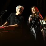 Gökçe Bahadır Instagram - Kısaca dün gece☺️ Tüm olumsuz hava şartlarına rağmen ortamı sıcacık yapan sizlere çok teşekkürler! Ve tabii ki sizin gibi müzisyenlerle sahnede olmak ❤️ @emirersoy ve ekibi ❤️ Sevgili arkadaşım @erkankeka konserin rengi; gecemizi şenlendirdin😘 Emeği geçen herkese çok teşekkür ediyorum🙏