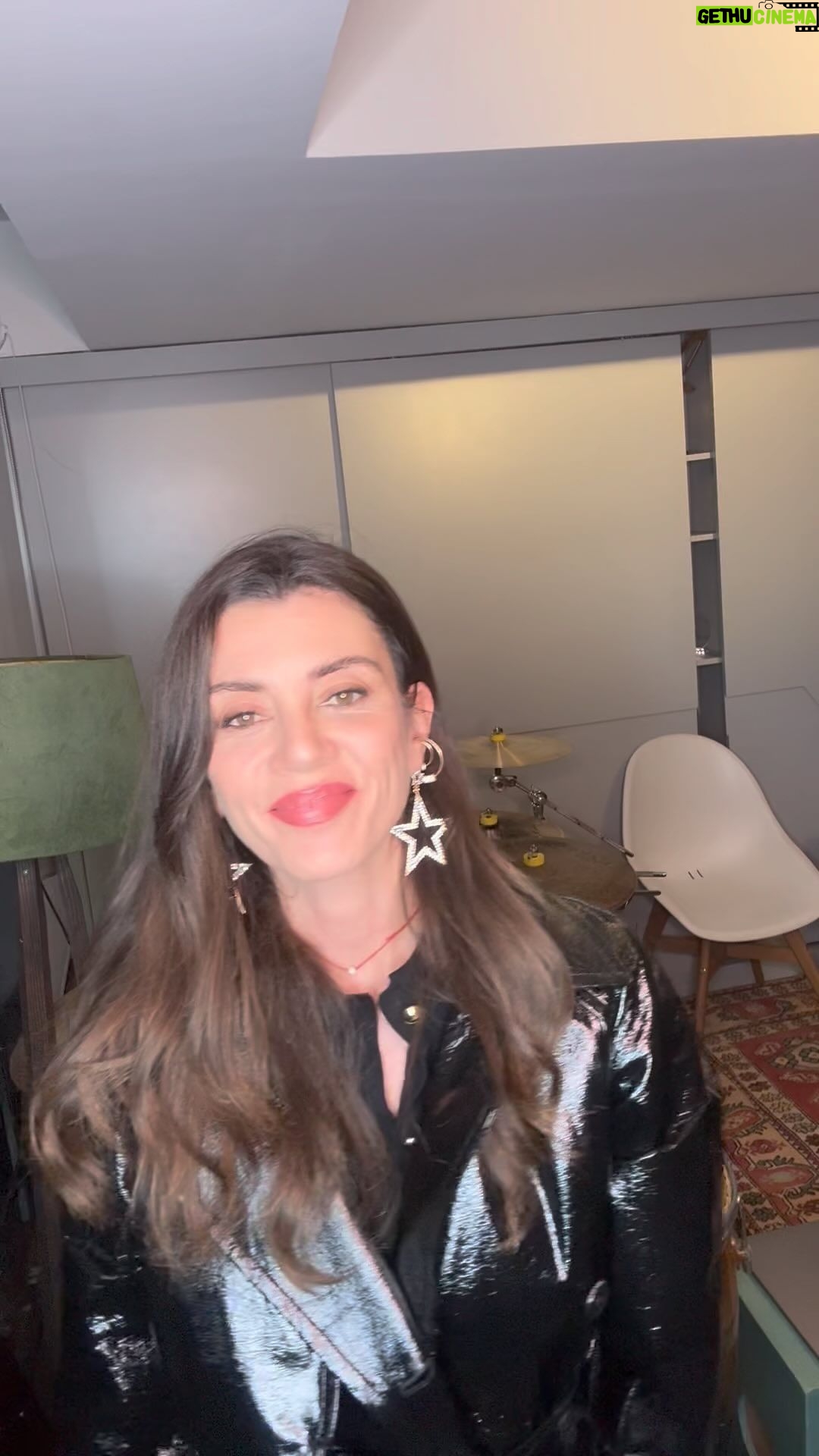 Gökçe Bahadır Instagram - @zorlucenter Yağmurda konser mi?