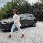 Gökçe Bahadır Instagram - Hangimiz daha havalıyız😉 @lexusturkiye #işbirliği