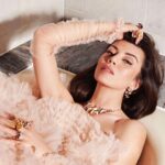Gökçe Bahadır Instagram - ALEM ✨ Röportaj: @tanmanayca Fotoğraflar: @nihatodabasiofficial Styling: @giodevdariani Prodüksiyon: @turkyasemins, @zeeynepbabacan Makyaj: @hamiyetakpinar Saç: @nurisekerci Video editörü: @oznurozturrk Fotoğraf asistanları: @isikokan, Selim KILIÇ / @boomtr Styling asistanı: @izgenkaradiirek Saç asistanı: @isatore Mekan için @cpkempinski’a teşekkür ederiz. Ve @robertobravo 💛