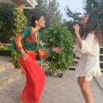Gökçe Bahadır Instagram - Biz dayanamadık🙈@emirersoy #1977 #hepsiseninmi 😉 @gulaysutcu 😘 💃@mybestfriendstr 🙏😘