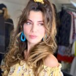 Gökçe Bahadır Instagram - Gülümser🌻 Geçen sene bugün İzmir’in Kızları ‘nın ilk gecesiydi.Ekipçe heyecanımız aklıma geldi şimdi.Ve oyunun finalinde seyircinin bizimle birlikte coşkuyla şarkıya eşlik ettiği an.O zaman şarkı söylemek lazım avaz avaz!!! Ama az kaldı.Aynı coşkuyla kaldığımız yerden devam edip yine birlikte söyleyeceğiz şarkıları...