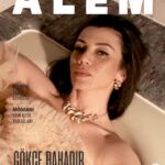 Gökçe Bahadır Instagram - ALEM ✨ Röportaj: @tanmanayca Fotoğraflar: @nihatodabasiofficial Styling: @giodevdariani Prodüksiyon: @turkyasemins, @zeeynepbabacan Makyaj: @hamiyetakpinar Saç: @nurisekerci Video editörü: @oznurozturrk Fotoğraf asistanları: @isikokan, Selim KILIÇ / @boomtr Styling asistanı: @izgenkaradiirek Saç asistanı: @isatore Mekan için @cpkempinski’a teşekkür ederiz. Ve @robertobravo 💛