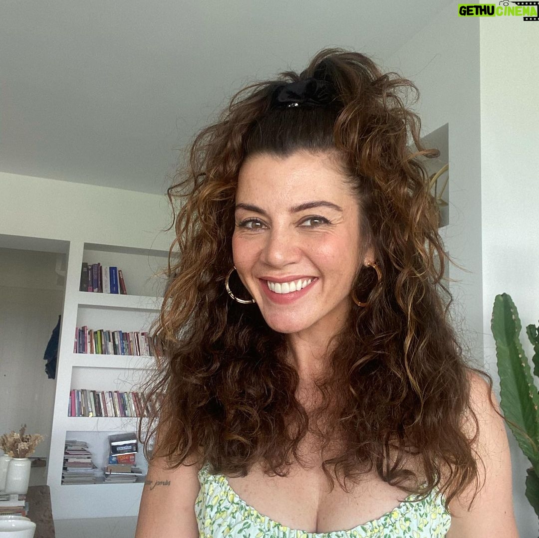 Gökçe Bahadır Instagram - Biraz yaz saçı.Hem de motivasyon olsun kendimize.🐝 #nofilter 😉