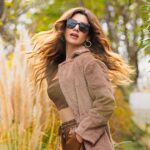 Gökçe Bahadır Instagram - Kasım kadını olduğumdan mı bilmem, bu ayı bir ayrı sevdim hep. Kasım ayında giyinmeyi de bir ayrı seviyorum. Özlemiş oluyorum; derileri, kazakları, peluşları, çizmeleri. Nasıl bir tarihe denk geldi ki 🥰 bugün @trendyolcom da süper indirim günleri başlıyormuş ve 12 Kasım’a kadar devam edecekmiş. Ben de sizin için kombinler hazırladım.İlerleyen günlerde paylaşmaya devam ediyor olacağım. Videom hikayemde ☺️