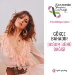 Gökçe Bahadır Instagram - 9 Kasım'daki doğum günümü Kansersiz Yaşam Derneği ile birlikte İzmir’deki felaketten etkilenen kanser hastası sahibi aileler ve depremzedeler için paylaşıyorum. Bu zor günlerde onlara yeniden yaşama dönüş umudu olabilirsek ne mutlu bize. @iyilikpaylas sosyal bağış platformu üzerinden @kansersizyasam için açtığım kampanya linkim Bio’da. İhtiyacı olanlara destek olmak için bağışlarınızı bekliyoruz.🌻