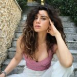 Gökçe Bahadır Instagram - O zaman başlasın merdiven pozları 🔙