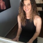 Gökçe Bahadır Instagram - Hayatındaki en büyük pişmalık ne diye sorduklarında aynı cevabı veriyorum.Keşke 6 yaşında başladığım piyano dersini bırakmasaydım.😏Canım çocuklar küçükken sizi mutlu eden hiçbir şeyden vazgeçmeyin.Bugün yaptıklarınız ilerideki hayatınız olacak🥰 Hepinizin #23nisanulusalegemenlikveçocukbayramı kutlu olsun.Hep mutlu olun❤️ Not:Yıllar sonra piyanoya tekrar başlayıp en çok çalmak istediğim Beethoven Moonlight Sonata.Günlerdir çalışıyorum🙈Şimdilik bu kadar☺️