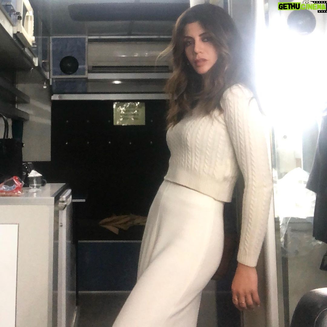 Gökçe Bahadır Instagram - @izmirinkizlarimuziklioyun provasındayım.Ve son 6 gün🙈Enteresan bir iş oluyor.Ben de film setinden bir karavan #tbt si yapmıyım mıı çok net olmasa da😉Filmi ayrıca konuşucazzzzz