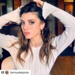 Gökçe Bahadır Instagram - Şimdi ben nasıl poz vermiyim 😉@hamiyetakpinar 😘Ben provadayım !@izmirinkizlarimuziklioyun