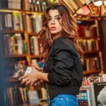 Gökçe Bahadır Instagram - Bu güzel röportaj İçin @istanbullifedergisi çok teşekkürler🥳Biraz işlerden, biraz hayattan,biraz İstanbul’dan konuştuk.Canım ekip @serhathayri @akin_unal @hamiyetakpinar @mina.tanay @sburcucam 💞