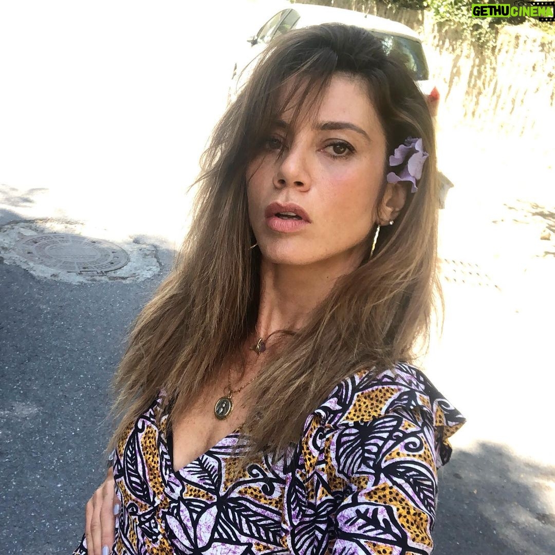Gökçe Bahadır Instagram - Bir öylesin bir böyle anlayamadım ki seni 🌺