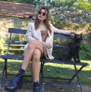 Gökçe Bahadır Instagram - Çok cool gördüm seni😀 #story #blackcat 🖤