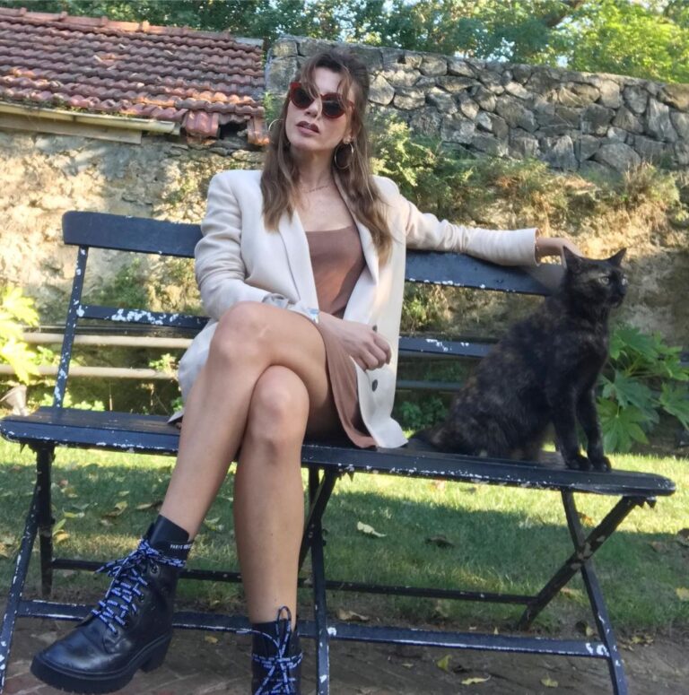 Gökçe Bahadır Instagram - Çok cool gördüm seni😀 #story #blackcat 🖤