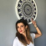 Gökçe Bahadır Instagram – Benim bir mandalam var artık☺️Sevgili @aslihanaksunofficial benim için çizmiş ☺️ Çook teşekkür ederim canım.Kendisi hint felsefesinden gelen mandalayı Türkiye’ye tanıtan ilk eğitmenlerinden ve sanatçılarından.İşine yüreğini koymuş başarılı bir kadın 😘👏💞
