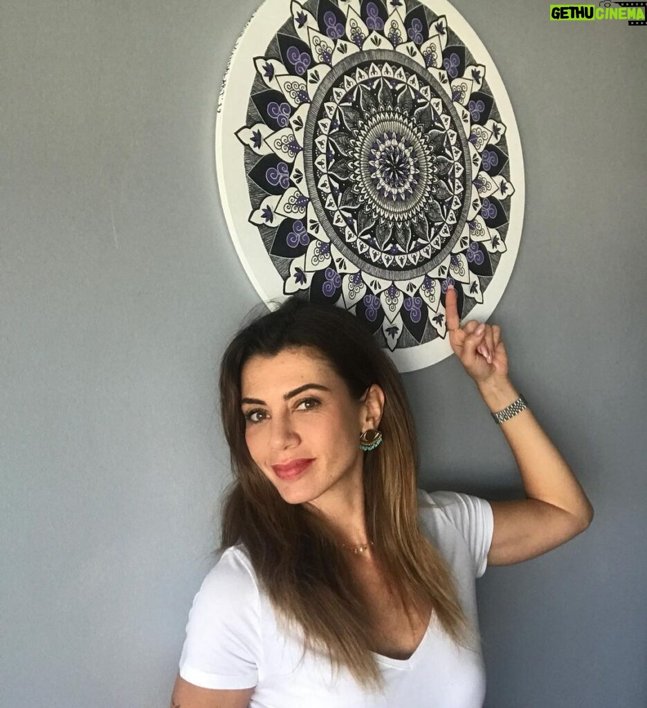 Gökçe Bahadır Instagram - Benim bir mandalam var artık☺️Sevgili @aslihanaksunofficial benim için çizmiş ☺️ Çook teşekkür ederim canım.Kendisi hint felsefesinden gelen mandalayı Türkiye’ye tanıtan ilk eğitmenlerinden ve sanatçılarından.İşine yüreğini koymuş başarılı bir kadın 😘👏💞