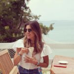 Gökçe Bahadır Instagram - Sabah kahvesi en sevdiğim zamanlardan biridir.Hele de dostlarla edilen güzel bir kahvaltıdan sonra..Herşey çok keyifliydi.☺️💞 Yaso's Suites by the sea