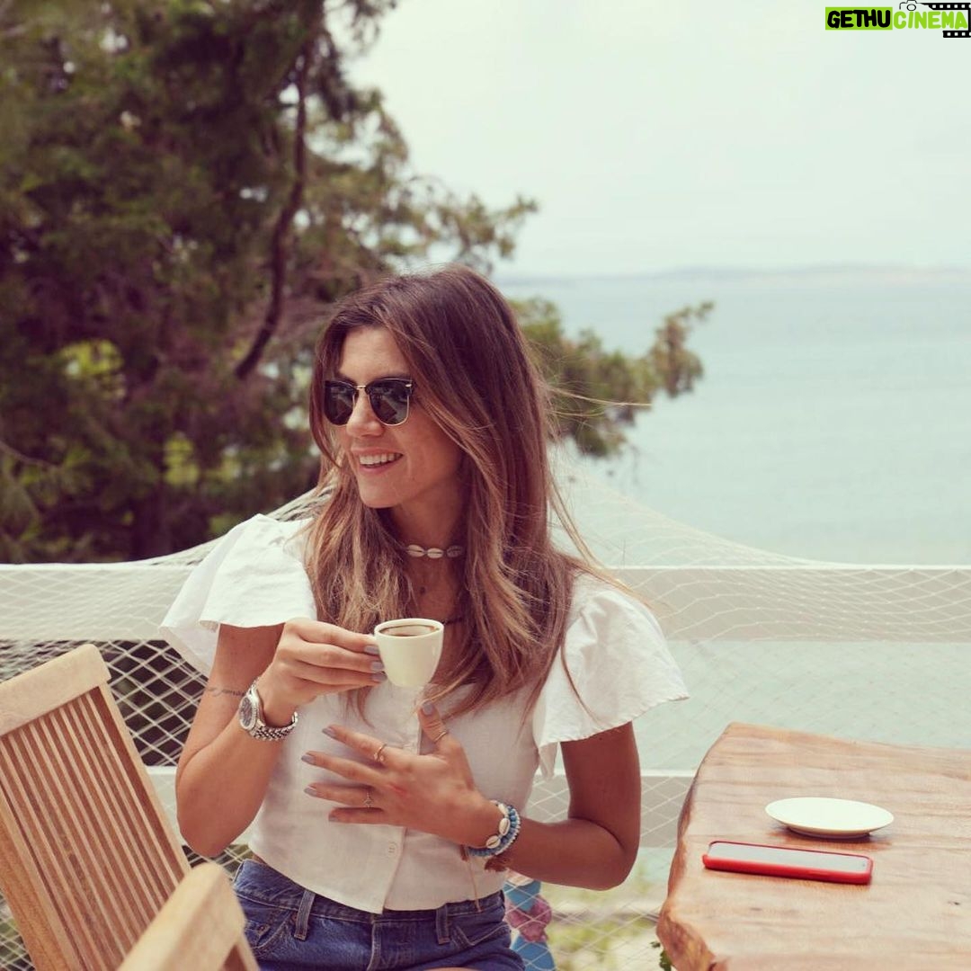 Gökçe Bahadır Instagram - Sabah kahvesi en sevdiğim zamanlardan biridir.Hele de dostlarla edilen güzel bir kahvaltıdan sonra..Herşey çok keyifliydi.☺️💞 Yaso's Suites by the sea