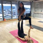 Gökçe Bahadır Instagram - #tbt Bir gün yine çalışıyoruz😘 #acroyoga 🙏 @zeynaum @endamissy 💞