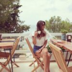 Gökçe Bahadır Instagram - Sabah kahvesi en sevdiğim zamanlardan biridir.Hele de dostlarla edilen güzel bir kahvaltıdan sonra..Herşey çok keyifliydi.☺️💞 Yaso's Suites by the sea