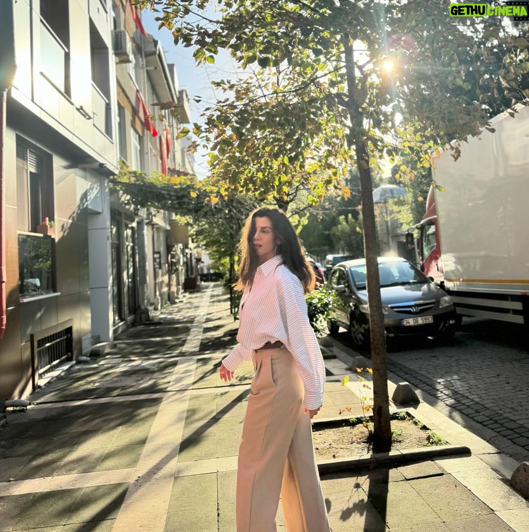 Gökçe Bahadır Instagram - Güneşli günleri özlemişsindir