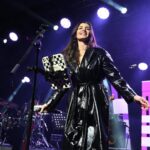 Gökçe Bahadır Instagram - Kısaca dün gece☺️ Tüm olumsuz hava şartlarına rağmen ortamı sıcacık yapan sizlere çok teşekkürler! Ve tabii ki sizin gibi müzisyenlerle sahnede olmak ❤️ @emirersoy ve ekibi ❤️ Sevgili arkadaşım @erkankeka konserin rengi; gecemizi şenlendirdin😘 Emeği geçen herkese çok teşekkür ediyorum🙏