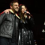 Gökçe Bahadır Instagram - Kısaca dün gece☺️ Tüm olumsuz hava şartlarına rağmen ortamı sıcacık yapan sizlere çok teşekkürler! Ve tabii ki sizin gibi müzisyenlerle sahnede olmak ❤️ @emirersoy ve ekibi ❤️ Sevgili arkadaşım @erkankeka konserin rengi; gecemizi şenlendirdin😘 Emeği geçen herkese çok teşekkür ediyorum🙏