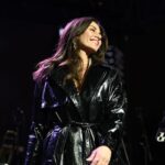 Gökçe Bahadır Instagram - Kısaca dün gece☺️ Tüm olumsuz hava şartlarına rağmen ortamı sıcacık yapan sizlere çok teşekkürler! Ve tabii ki sizin gibi müzisyenlerle sahnede olmak ❤️ @emirersoy ve ekibi ❤️ Sevgili arkadaşım @erkankeka konserin rengi; gecemizi şenlendirdin😘 Emeği geçen herkese çok teşekkür ediyorum🙏