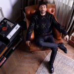 Gökhan Alkan Instagram - Akdeniz dalgaları gibi kıpır kıpır bir başyapıt ekledim fotoğrafa. Diyelim ki plakta o çalıyor…