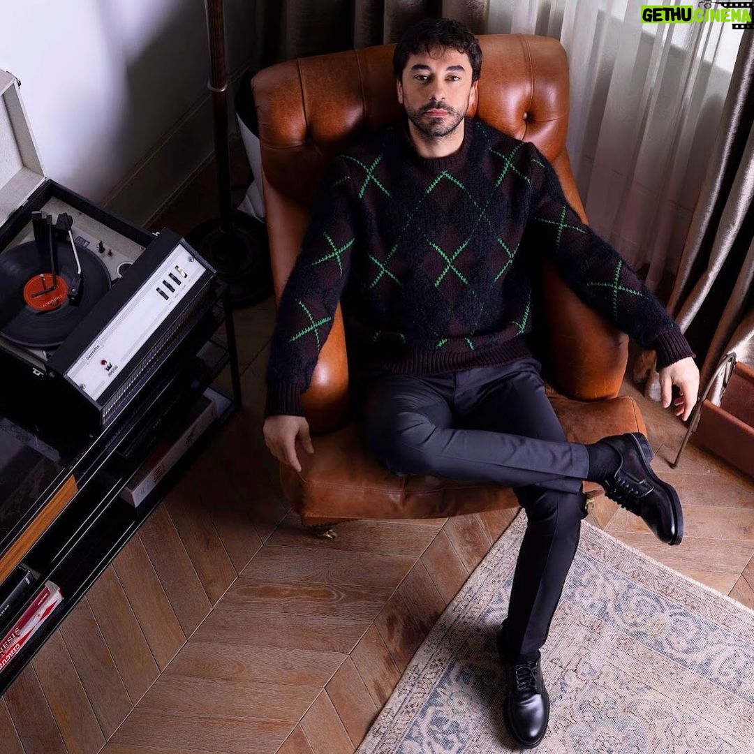 Gökhan Alkan Instagram - Akdeniz dalgaları gibi kıpır kıpır bir başyapıt ekledim fotoğrafa. Diyelim ki plakta o çalıyor…