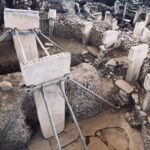 Gökhan Alkan Instagram - 🇹🇷 Themata Anatolika / Güneşin doğduğu taraf I - Kastabala - Hierapolis II - Tarihin sıfır noktası: Göbeklitepe III - Çingene kızı mozaiği IV - Mevlânâ Celâleddîn-i Rûmî V - Caesarea ad Anabarsum VI - Taşköprü VII - Zeugma VIII - Halil-ür Rahman Gölü IX - Harran evleri X - Ağaca çıkan keçinin dala bakan oğlağı olur.