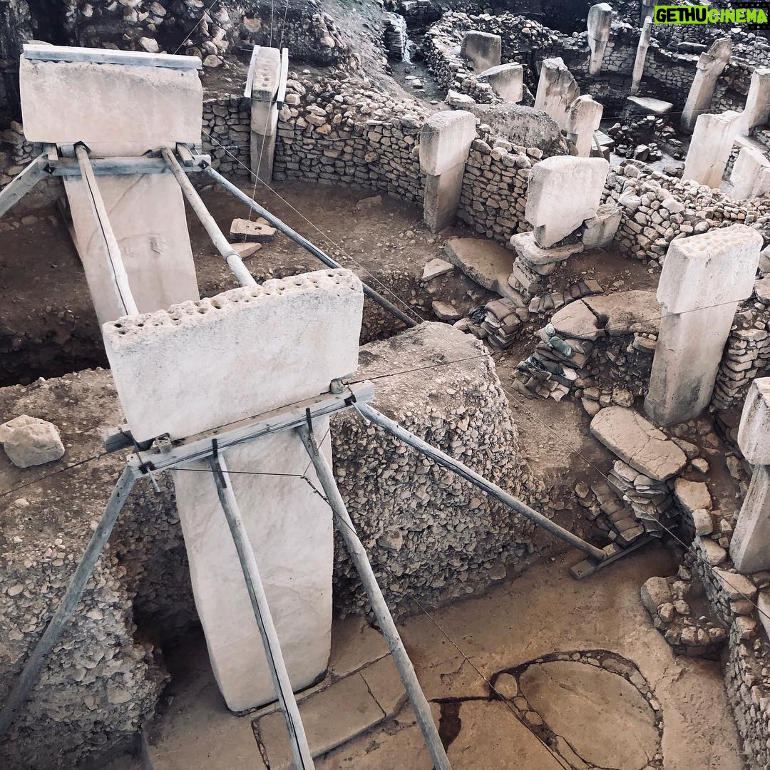 Gökhan Alkan Instagram - 🇹🇷 Themata Anatolika / Güneşin doğduğu taraf I - Kastabala - Hierapolis II - Tarihin sıfır noktası: Göbeklitepe III - Çingene kızı mozaiği IV - Mevlânâ Celâleddîn-i Rûmî V - Caesarea ad Anabarsum VI - Taşköprü VII - Zeugma VIII - Halil-ür Rahman Gölü IX - Harran evleri X - Ağaca çıkan keçinin dala bakan oğlağı olur.