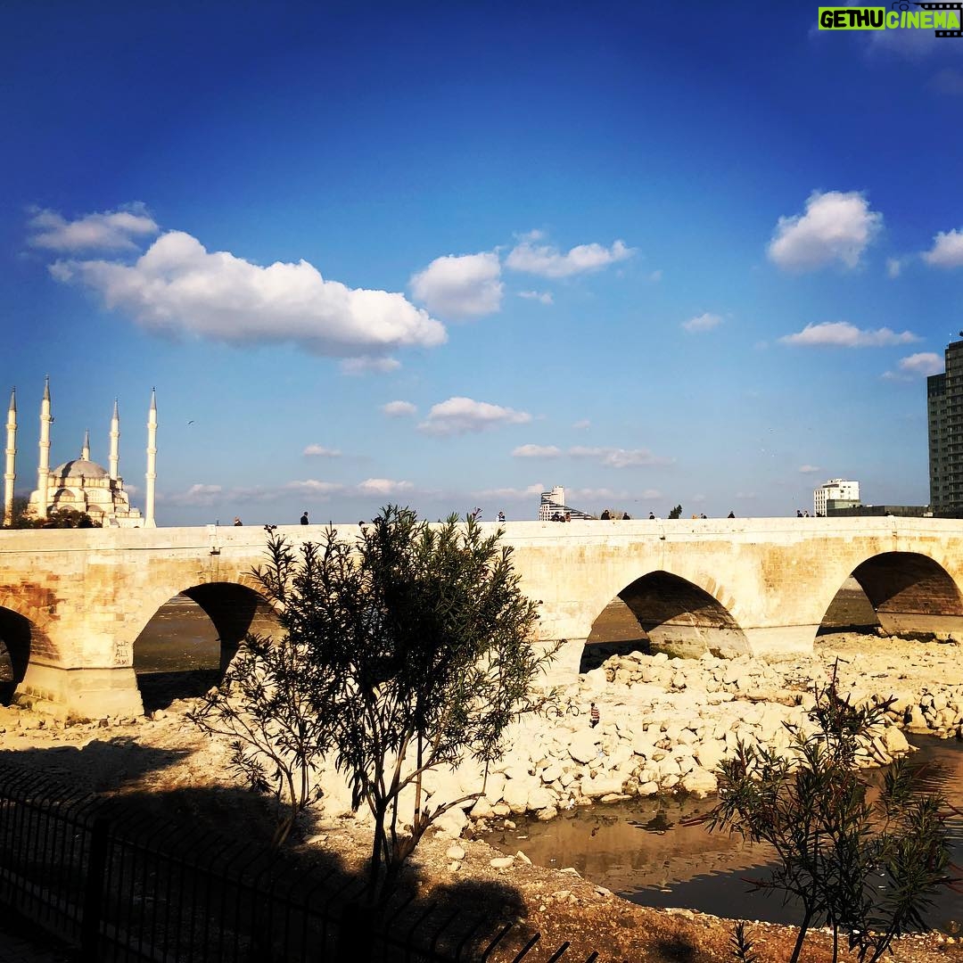 Gökhan Alkan Instagram - 🇹🇷 Themata Anatolika / Güneşin doğduğu taraf I - Kastabala - Hierapolis II - Tarihin sıfır noktası: Göbeklitepe III - Çingene kızı mozaiği IV - Mevlânâ Celâleddîn-i Rûmî V - Caesarea ad Anabarsum VI - Taşköprü VII - Zeugma VIII - Halil-ür Rahman Gölü IX - Harran evleri X - Ağaca çıkan keçinin dala bakan oğlağı olur.