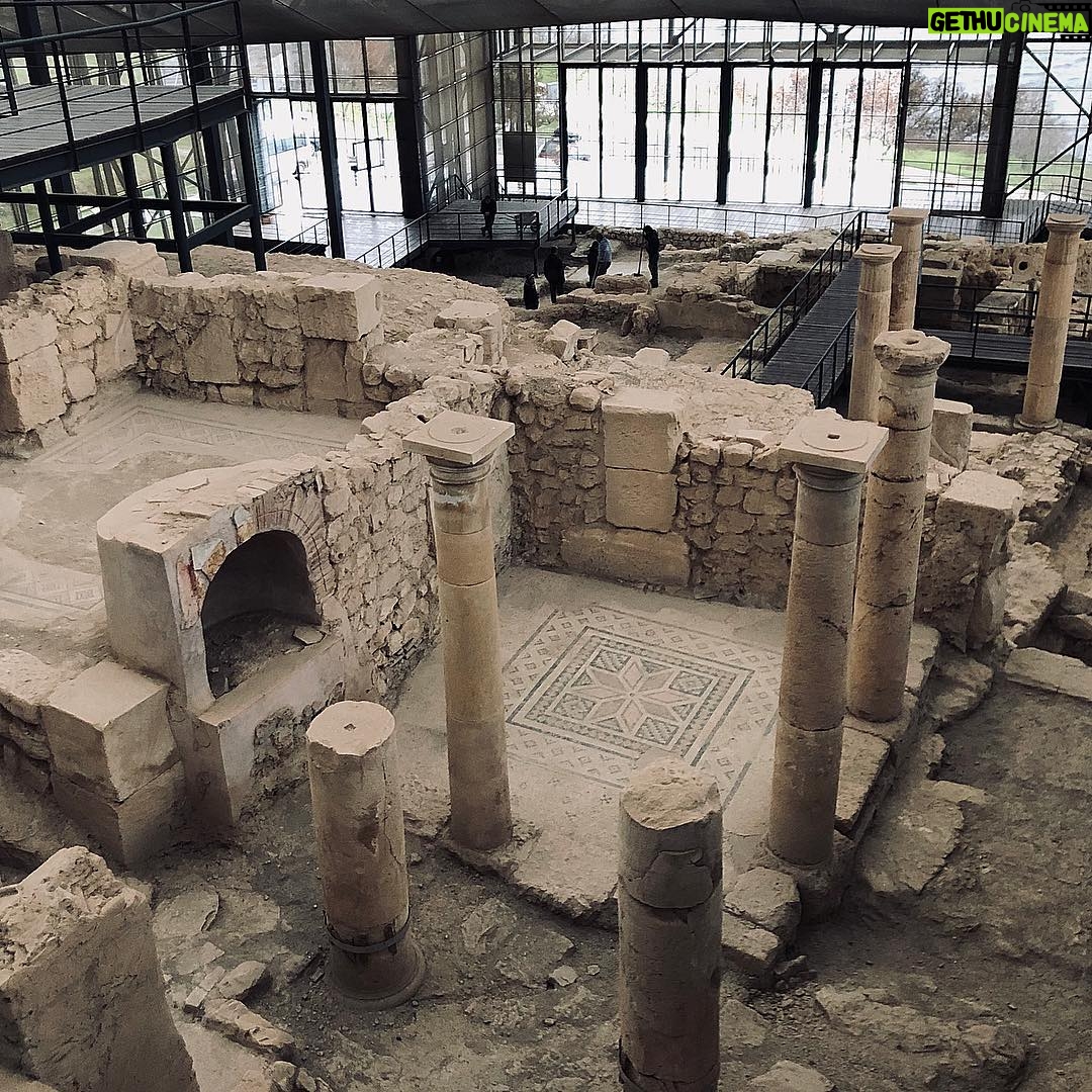 Gökhan Alkan Instagram - 🇹🇷 Themata Anatolika / Güneşin doğduğu taraf I - Kastabala - Hierapolis II - Tarihin sıfır noktası: Göbeklitepe III - Çingene kızı mozaiği IV - Mevlânâ Celâleddîn-i Rûmî V - Caesarea ad Anabarsum VI - Taşköprü VII - Zeugma VIII - Halil-ür Rahman Gölü IX - Harran evleri X - Ağaca çıkan keçinin dala bakan oğlağı olur.
