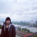Gökhan Alkan Instagram – 🇸🇰 Abisi Prag olan Moravya başkenti.
I – Tuna nehri. Most SNP Ufo
II – Slovenské národné divadlo
III – Cumil
IV – Schöner Náci
V – Michalská ulica
VI – Slavín
VII – Modrý kostolík
VIII – Svätopluk – Bratislavskom hradě
IX – Klimt’in ayrılmışları. Dönemin kendi sanatı, sanatın kendi özgürlüğü olmalıdır.
X – Sokak sanatı Bratislava, Slovakia