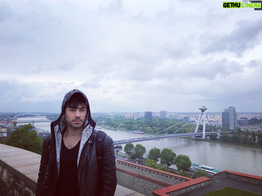 Gökhan Alkan Instagram - 🇸🇰 Abisi Prag olan Moravya başkenti. I - Tuna nehri. Most SNP Ufo II - Slovenské národné divadlo III - Cumil IV - Schöner Náci V - Michalská ulica VI - Slavín VII - Modrý kostolík VIII - Svätopluk - Bratislavskom hradě IX - Klimt’in ayrılmışları. Dönemin kendi sanatı, sanatın kendi özgürlüğü olmalıdır. X - Sokak sanatı Bratislava, Slovakia