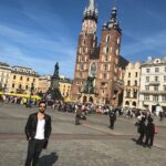 Gökhan Alkan Instagram - 🇵🇱 Smok’u alt eden Krak’ın şehri. I - Rynek Główny II - St. Mary’s Basilica III - Cloth Hall Sukiennice IV - Başı kesilmiş mimar anıtı V - Brama Floriańska VI - Wawel Royal Castle VII - Wawel Royal Castle VIII - Wisła rzeka IX - Lord’s Transfiguration Church X - Kazimierz Kraków, Poland